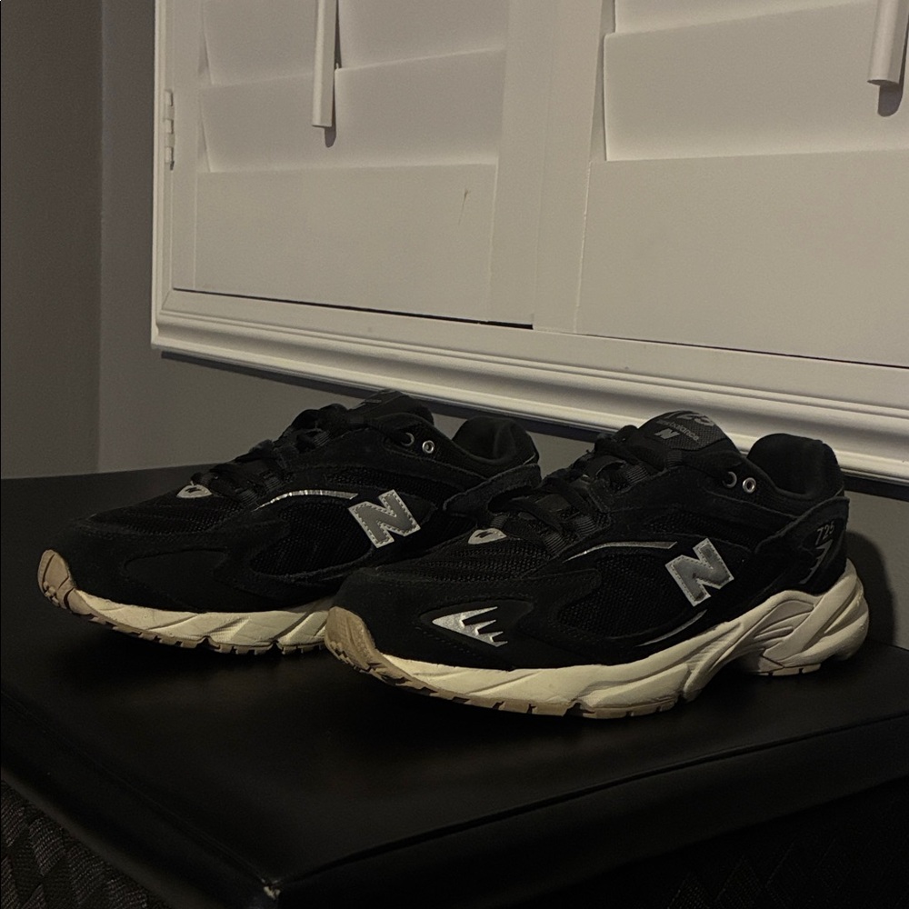 New Balance Men's 725 in Black